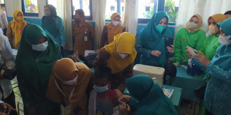 Kegiatan vaksinasi anak yang digelar Dinas Kesehatan Banjarmasin di sekolah. (foto : shn)