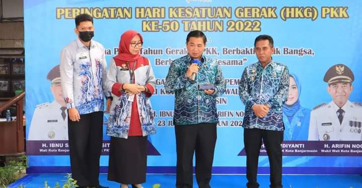 Walikota Banjarmasin Ibnu Sina didamping Wakil Walikota Banjarmasin Arifin Noor dan Kepala Dinas Kominfotik Banjarmasin Windiyasti Kartika ketika membacakan sejumlah fitur di Aplikasi Banjarmasin Pintar. (foto : Humas Pemko Banjarmasin)