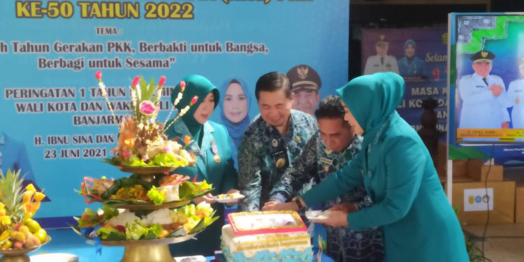 Walikota dan Wakil Walikota Banjarmasin H Ibnu Sina - H Arifin Noor didampingi masing-masing istri potong kue peringatan 1 tahun kepemimpinan. (foto : shn)