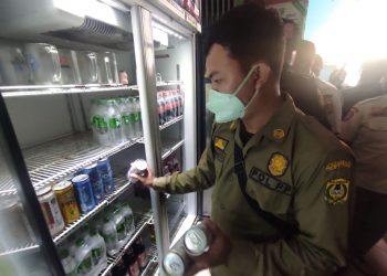 Gelar Razia, Satpol PP Banjarmasin Sita Ratusan Botol Miras