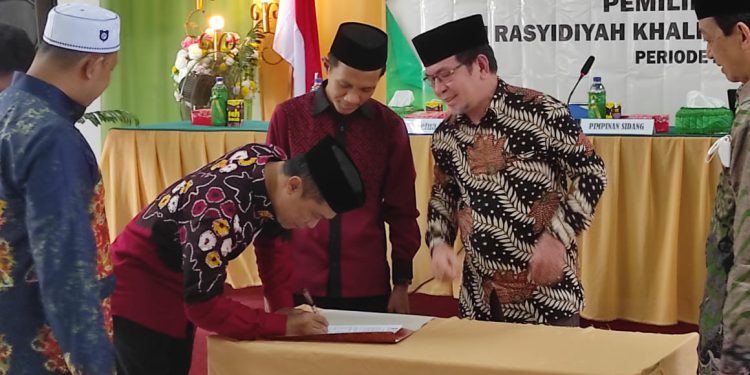 KH Rif'an Syafruddin tandatangani SK sebagai Ketua STAI Rakha Amuntai. (foto : istimewa)