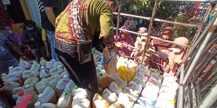 Minyak goreng curah yang nantinya pembelian menggunakan aplikasi PeduliLindungi atau menunjukkan NIK. (foto : shn)