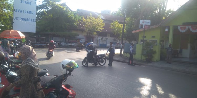 Petugas saat menilang pengendara yang melawan arus di Jalan RE Martadinata. (foto : shn)