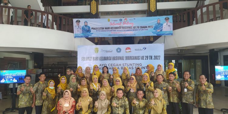 Foto bersama Walikota Banjarmasin H Ibnu Sina saat peringatan Harganas ke-29 di Balaikota Banjarmasin. (foto : shn)