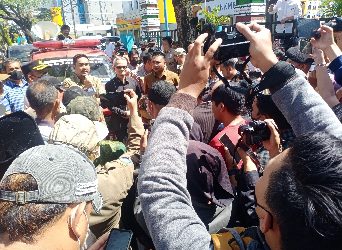 Warga Pasar Batuah Unjuk Rasa di Depan Kantor Dewan