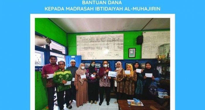 Penyerahan bantuan dari UPZ Bank Kalsel kepada Pengajar dan staf MI A-Muhajirin. (foto : Humas Bank Kalsel)