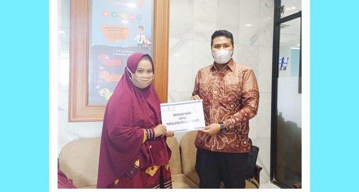 penyerahan bantuan dana dilakukan secara simbolis oleh petugas Amil UPZ Bank Kalsel kepada pembina Habsyi SDN Pemurus Dalam 3 Banjarmasin, Mahmudah, SPd, di Kantor Pusat Bank Kalsel.