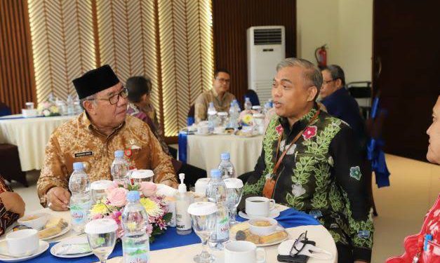 Plt Bupati HSU Husairi Abdi saat berbincang dengan Direktur Utama Bank Kalsel Hanawijaya.