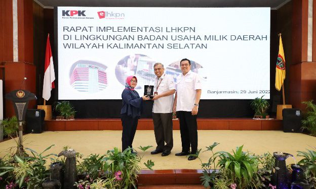 Penghargaan diserahkan Spesialis Pendaftaran dan Pemeriksaan LHKPN Muda Dian Widiarti kepada Direktur Utama Bank Kalsel 
Hanawijaya yang didampingi Direktur Kepatuhan Bank Kalsel IGK Prasetya. (foto : Humas Bank Kalsel)