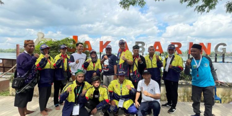 Tim Porgosi Kalsel berfoto bersama dengan pejabat Kormi Kalsel usai meraih medali emas di FORNAS VI Pelambang, Sumatera Selatan. (foto : istimewa)