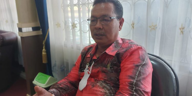 Kepala Disdik Banjarmasin Nuryadi saat diwawancarai di ruang kerjanya. (foto : shn)