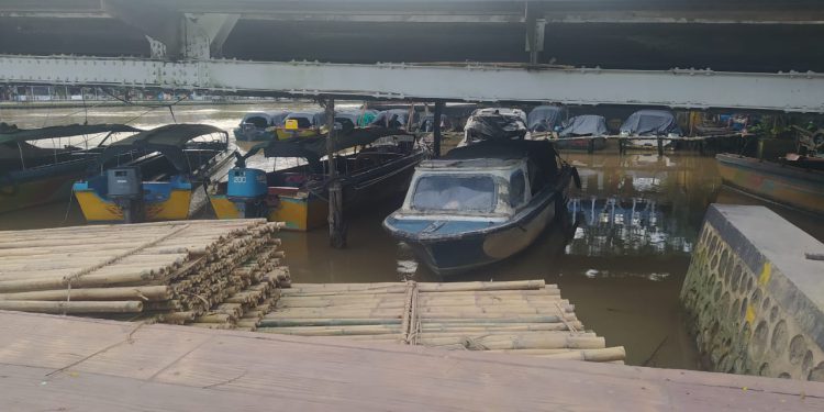 Tambatan atau Dermaga Speedboat di kolong Jembatan Dewi yang akan dibongkar saat pembangunan Jembatan Apung. (foto : shn)