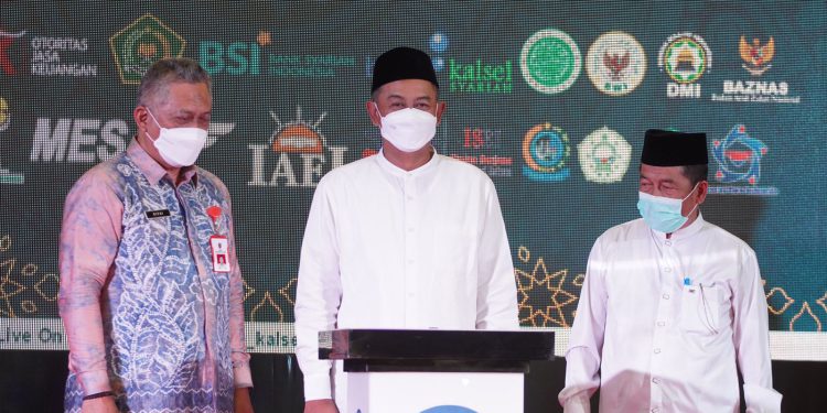 Kepala KPwBI Kalsel Imam Subarkah saat memberikan sambutan pada Festival Ekonomi Syariah Banua. (foto : istimewa)