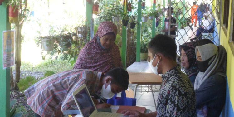 Pendaftaran peserta didik baru di SMPN 17 Banjarmasin. (Foto : shn)