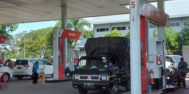 Mobil saat antre menggunakan aplikasi MyPertamina untuk pembelian BBM di SPBU. (foto : shn).