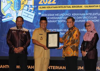 Paman Birin Terkejut Terima Serifikat Hak Cipta Mars Bergerak Ciptaannya 