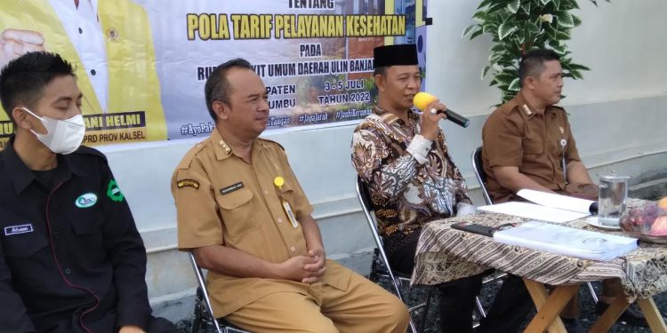 Wakil Ketua Komisi II DPRD Kalsel Muhammad Yani Helmi dan
Kepala Bidang Medik RSUD Ulin Banjarmasin Muhammad Aini saat menjadi narasumber Sosialisasi Perda Nomor 3 Tahun 2011 tentang Pola Tarif Layanan RSUD Ulin Banjarmasin. (foto : istimewa)