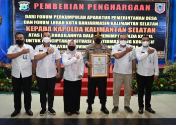 Kapolda Kalsel Terima Penghargaan dari Forum Lurah dan DPD PAPDESI