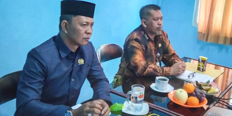 Wakil Ketua Komisi II DPRD Kalsel Muhammad Yani Helmi saat Monitoring DPRD Kalsel oleh Komisi II di Pelabuhan Perikanan Batulicin. (foto : istimewa)