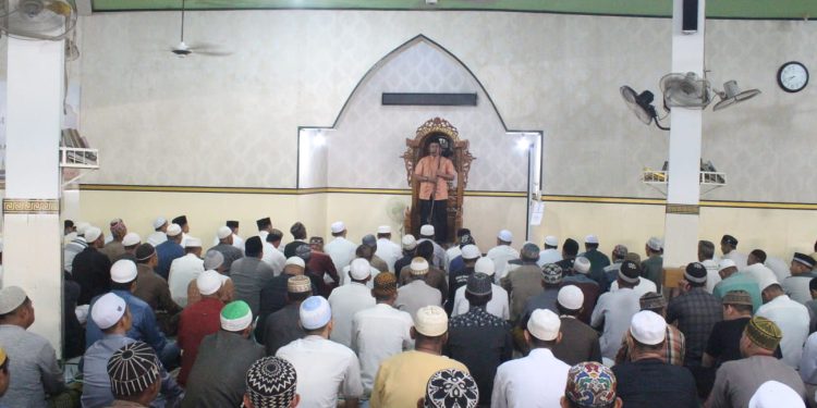 Kepala Kanwil Kemenkumham Kalsel Lilik Sujandi saat menjadi khutbah di salat Idul Adha di Mesjid Ba'abut Taqwa Lapas Kelas IIA Banjarmasin. (foto : istimewa)