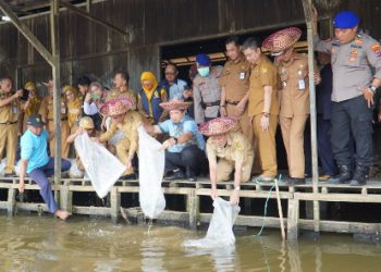 Walikota Banjarmasin Restoking 10.000 Benih Ikan di Handil Palung