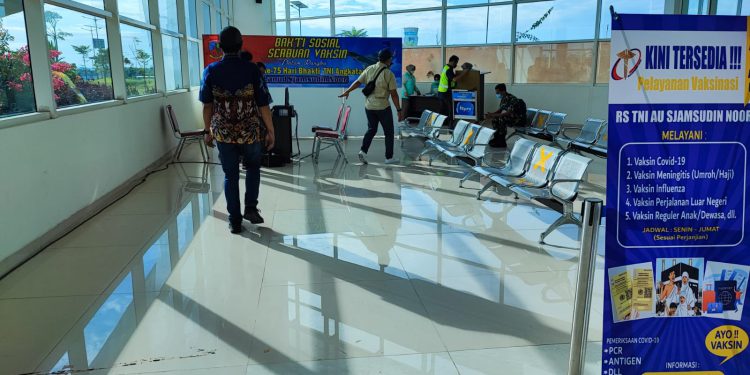 Layanan vaksin yang disediakan di Pintu Masuk Ruang Keberangkatan Bandara Syamsudin Noor. (foto : istimewa)