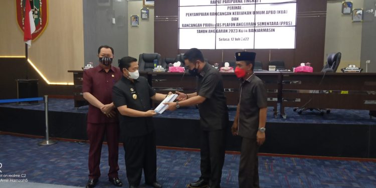 Penyerahan dokumen Rancangan KUA-PPAS dari Walikota Banjarmasin H Ibnu Sina kepada Ketua DPRD Banjarmasin H Harry Wijaya saat rapat paripurna. (foto : smr)