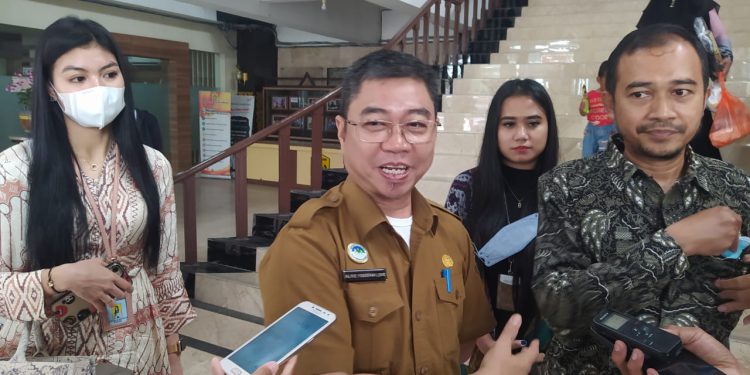 Kepala DLH Banjarmasin Alive Yosvah Love saat diwawancara di Balaikota Banjarmasin. (foto : shn)