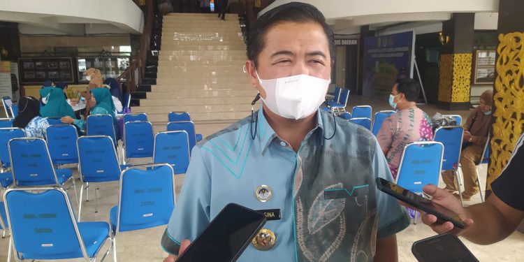 Walikota Banjarmasin H Ibnu Sina saat diwawancara wartawan. (foto : shn)