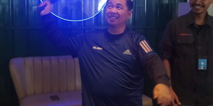 Walikota Banjarmasin H Ibnu Sina peragakan main badminton, sebagai tanda digelarnya kejuaraan Badminton antar desk wartawan. (foto : shn)