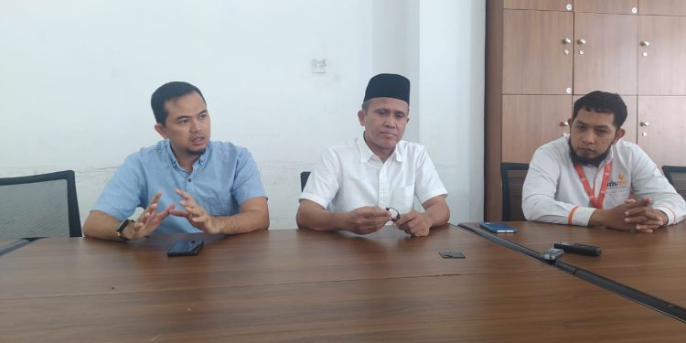 Panitia pelaksana Tasyakuran Milad Muhammadiyah saat menjelaskan agenda Ketum PP Muhammadiyah di Banjarmasin. (foto : shn)