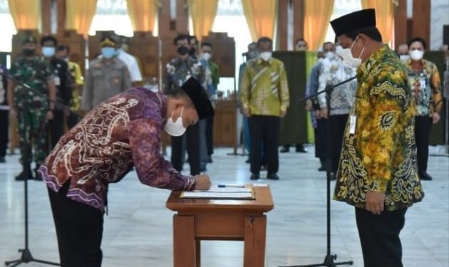 Komisaris Bank Kalsel Rizal Akbar Sarupi saat tandatangani SK pengangkatan usai dilantik Gubernur Kalsel H Sahbirin Noor. (foto : Humas Bank Kalsel)