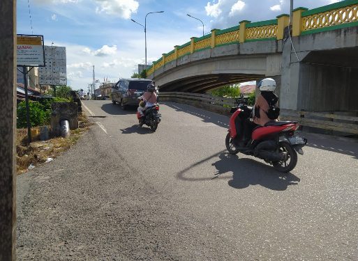 Jembatan Sulawesi 2 yang ditutup karena ada pengerjaan. (foto : shn)