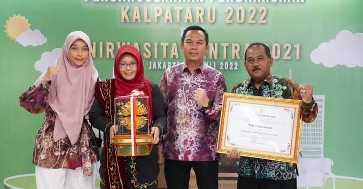 Kedua penghargaan tersebut diserahkan Wakil Menteri Lingkungan Hidup dan Kehutanan, Aloe Dohong yang diterima langsung Sekdako Banjarmasin Ikhsan Budiman, didampingi Sekretaris DLH Wahyu Hardi Cahyono. (foto : Humas Pemko Banjarmasin)