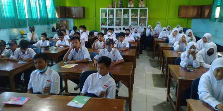 Murid SMP saat mengikuti proses belajar mengajar, namun masih ada 11 SMPN di Banjarmasin yang kekurangan siswa. (foto : shn)