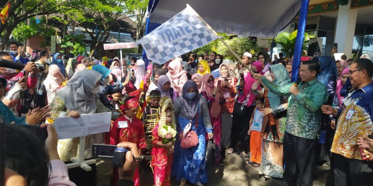 Anak PUAD saat menunjukkan kreativitas dengan tampil berpakaian daerah pada Gebyar PAUD Se Banjarmasin. (foto : shn)