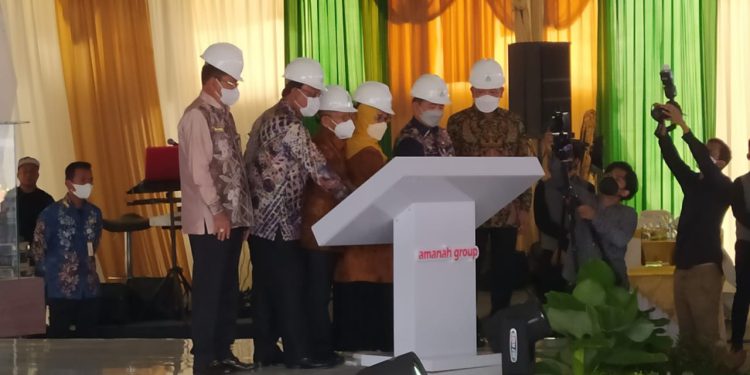 Tekan tombol digital tanda pemasangan tiang pancang pertama, atas dimulainya pembangunan RS Amanah Medical Center. (foto : shn)