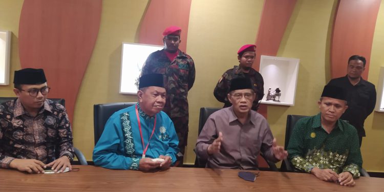 Ketua PP Muhammadiyah Prof Dr KH Haedar Nashir konfrensi pers di sela konsolidasi Muhammadiyah di Kalsel. (foto : shn)