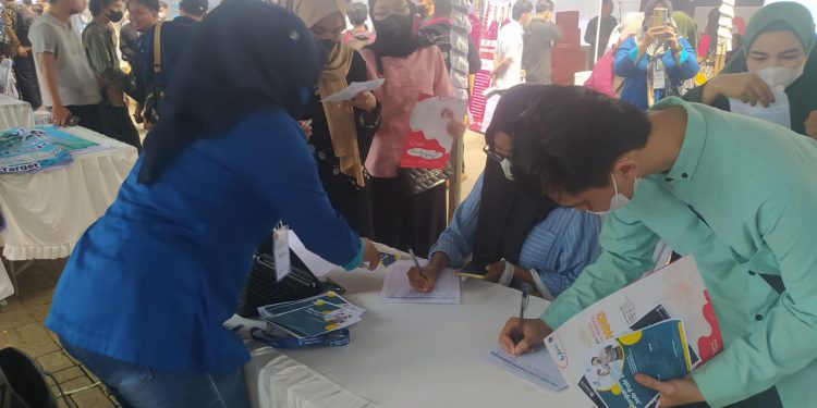 Pencari kerja saat melamar di salah satu perusahaan yang membuka stand di gelaran Job Fair. (foto : shn)