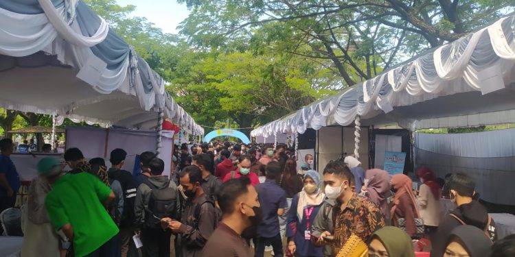 Sebanyak 30 stand perusahaan yang buka di stand Job Fair 2022 ramai didatangi pelamar kerja. (foto : shn)