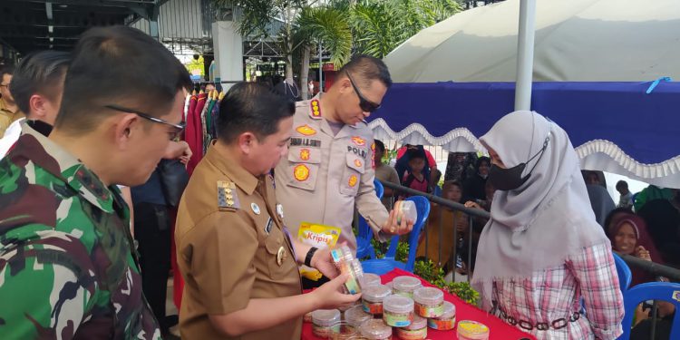 Walikota Banjarmasin H Ibnu Sina saat membeli dagangan pelaku UMKM di Bazar UMKM. (foto : shn)