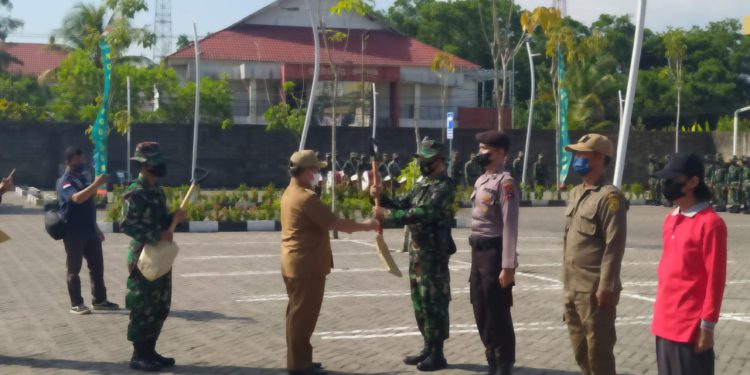 Walikota Banjarmasin H Ibnu Sina saat menyerahkan sekup kepada Dandim 1007/Banjarmasin tanda dimulainya kegiatan TMMD ke-114. (foto : shn)