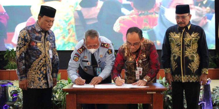 Penandatangan PKS oleh Kepala DPPPA Kalsel Adi Santoso dan Kepala LPKA Martapura Rudy Sarjono. (foto : Humas Kemenkunham Kalsel)