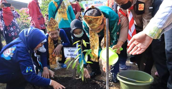 Wakil Walikota Banjarmasin H Arifin Noor saat menamakan bibit pohon di SMPN 30 Banjarmasin. (foto : Humas Pemko Banjarmasin)