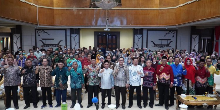 Wakil Walikota Banjarmasin H Arifin Noor berfoto bersama dengan pengurus koperasi se Banjarmasin. (foto : shn)