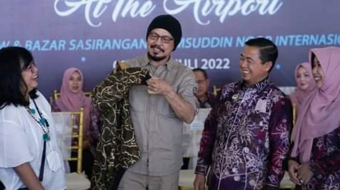 Walikota Banjarmasin H Ibnu Sina bersama sang istri yang juga Ketua Dekranasda Hj Siti Wasilah saat berbincang dengan Andy F Noya. (foto : Humas Pemko Banjarmasin)