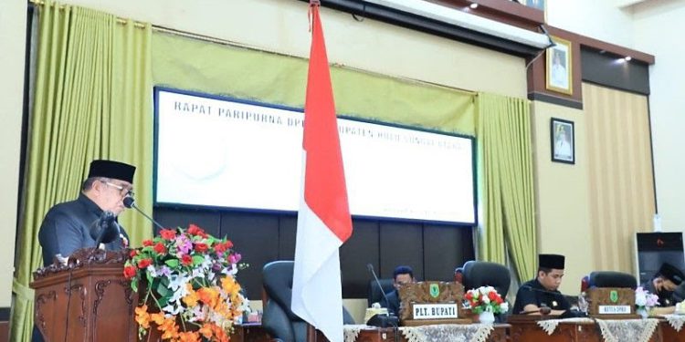 Plt Bupati HSU Husairi Abdi saat menanggapi pandangan fraksi atas pengajuan Raperda Penyertaan Modal untuk Bank Kalsel pada rapat paripurna di DPRD HSU.