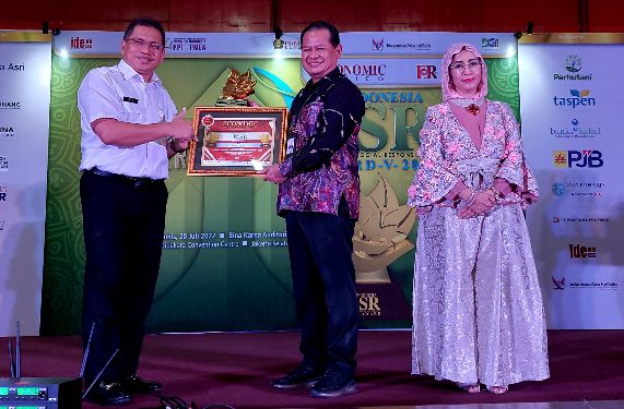 Kepala Divisi Sekretaris Perusahaan Suriadi mewakili Direksi Bank Kalsel menerima penghargaan CSR Award 2022. (foto : Humas Bank Kalsel)