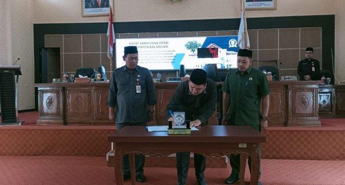 Penanggulangan Raperda Penyertaan-Modal untuk BPD Kalsel menjadi Perda saat Rapat Paripurna di DPRD Balangan. (foto : Humas Bank Kalsel)