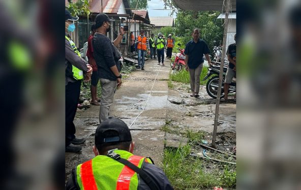 Pihak PUPR Banjarmasin saat melakukan pengukuran jalan Gandapura yang hendak diperbaiki. (foto : shn)